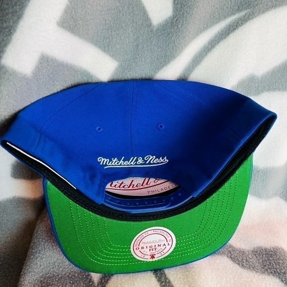Brand new Mitchell ness Vancouver canucks cap - Picture 2 of 3